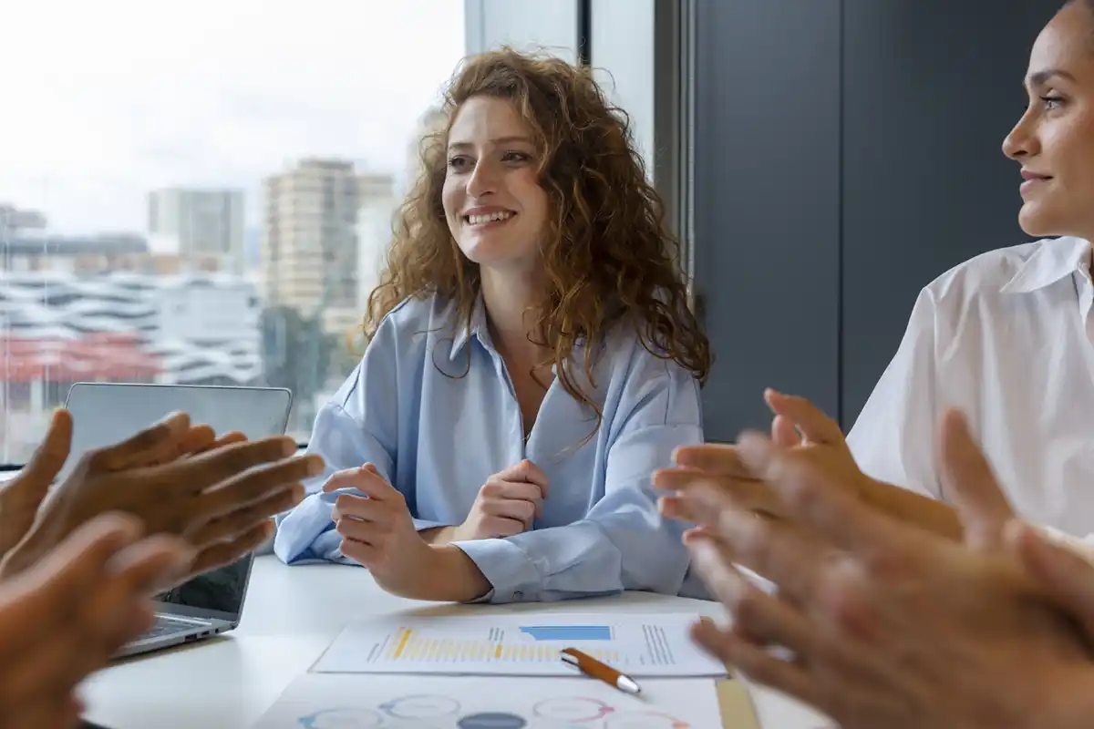 Personas colaborando en un entorno de trabajo, representando habilidades como liderazgo, empatía y comunicación efectiva